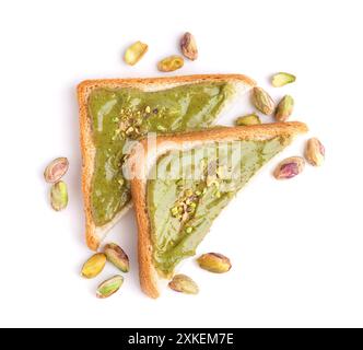 Morceaux de pain avec de la pâte de pistache savoureuse sur fond blanc Banque D'Images