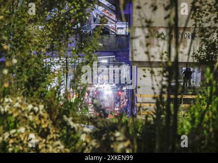 Naples, un mort, deux grièvement blessés et trois légèrement blessés sont le bilan de l'effondrement qui s'est produit ce soir sur un balcon dans la Vela Celeste, la colonie populaire dans le quartier de Scampia à Naples. Les pompiers se sont rendus sur le site et ont creusé les décombres. Les véhicules d'urgence et la police se sont rendus sur les lieux. L'effondrement s'est produit peu après 23 heures. Le Vela Celeste est l'un des derniers à rester debout à Scampia après la démolition des autres voiles a décidé de fournir un hébergement plus digne pour les résidents. Les pompiers effectuent des contrôles sur le stabi Banque D'Images