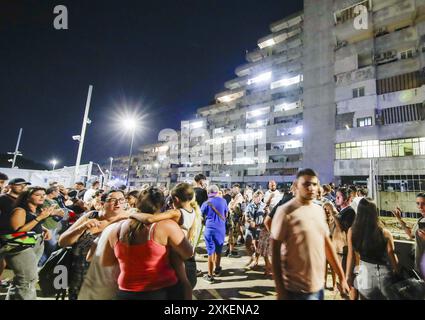 Naples, un mort, deux grièvement blessés et trois légèrement blessés sont le bilan de l'effondrement qui s'est produit ce soir sur un balcon dans la Vela Celeste, la colonie populaire dans le quartier de Scampia à Naples. Les pompiers se sont rendus sur le site et ont creusé les décombres. Les véhicules d'urgence et la police se sont rendus sur les lieux. L'effondrement s'est produit peu après 23 heures. Le Vela Celeste est l'un des derniers à rester debout à Scampia après la démolition des autres voiles a décidé de fournir un hébergement plus digne pour les résidents. Les pompiers effectuent des contrôles sur le stabi Banque D'Images