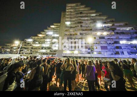 Naples, un mort, deux grièvement blessés et trois légèrement blessés sont le bilan de l'effondrement qui s'est produit ce soir sur un balcon de la Vela Celeste, la colonie populaire dans le quartier de Scampia à Naples. Les pompiers se sont rendus sur le site et ont creusé les décombres. Les véhicules d'urgence et la police se sont rendus sur les lieux. L'effondrement s'est produit peu après 23 heures. Le Vela Celeste est l'un des derniers à rester debout à Scampia après la démolition des autres voiles a décidé de fournir un hébergement plus digne pour les résidents. Les pompiers effectuent des contrôles sur le stabil Banque D'Images