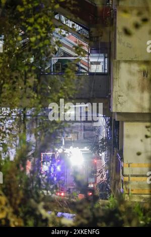 Naples, un mort, deux grièvement blessés et trois légèrement blessés sont le bilan de l'effondrement qui s'est produit ce soir sur un balcon dans la Vela Celeste, la colonie populaire dans le quartier de Scampia à Naples. Les pompiers se sont rendus sur le site et ont creusé les décombres. Les véhicules d'urgence et la police se sont rendus sur les lieux. L'effondrement s'est produit peu après 23 heures. Le Vela Celeste est l'un des derniers à rester debout à Scampia après la démolition des autres voiles a décidé de fournir un hébergement plus digne pour les résidents. Les pompiers effectuent des contrôles sur les stabilisi Banque D'Images