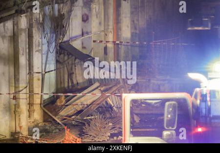 Naples, un mort, deux grièvement blessés et trois légèrement blessés sont le bilan de l'effondrement qui s'est produit ce soir sur un balcon dans la Vela Celeste, la colonie populaire dans le quartier de Scampia à Naples. Les pompiers se sont rendus sur le site et ont creusé les décombres. Les véhicules d'urgence et la police se sont rendus sur les lieux. L'effondrement s'est produit peu après 23 heures. Le Vela Celeste est l'un des derniers à rester debout à Scampia après la démolition des autres voiles a décidé de fournir un hébergement plus digne pour les résidents. Les pompiers effectuent des contrôles sur les stabilisi Banque D'Images