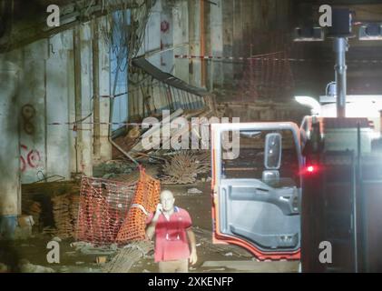 Naples, un mort, deux grièvement blessés et trois légèrement blessés sont le bilan de l'effondrement qui s'est produit ce soir sur un balcon dans la Vela Celeste, la colonie populaire dans le quartier de Scampia à Naples. Les pompiers se sont rendus sur le site et ont creusé les décombres. Les véhicules d'urgence et la police se sont rendus sur les lieux. L'effondrement s'est produit peu après 23 heures. Le Vela Celeste est l'un des derniers à rester debout à Scampia après la démolition des autres voiles a décidé de fournir un hébergement plus digne pour les résidents. Les pompiers effectuent des contrôles sur les stabilisi Banque D'Images