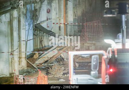 Naples, un mort, deux grièvement blessés et trois légèrement blessés sont le bilan de l'effondrement qui s'est produit ce soir sur un balcon dans la Vela Celeste, la colonie populaire dans le quartier de Scampia à Naples. Les pompiers se sont rendus sur le site et ont creusé les décombres. Les véhicules d'urgence et la police se sont rendus sur les lieux. L'effondrement s'est produit peu après 23 heures. Le Vela Celeste est l'un des derniers à rester debout à Scampia après la démolition des autres voiles a décidé de fournir un hébergement plus digne pour les résidents. Les pompiers effectuent des contrôles sur le stabi Banque D'Images