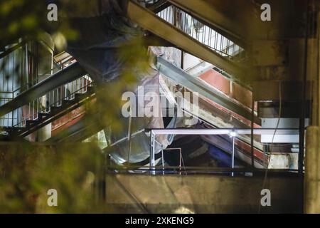 Naples, un mort, deux grièvement blessés et trois légèrement blessés sont le bilan de l'effondrement qui s'est produit ce soir sur un balcon dans la Vela Celeste, la colonie populaire dans le quartier de Scampia à Naples. Les pompiers se sont rendus sur le site et ont creusé les décombres. Les véhicules d'urgence et la police se sont rendus sur les lieux. L'effondrement s'est produit peu après 23 heures. Le Vela Celeste est l'un des derniers à rester debout à Scampia après la démolition des autres voiles a décidé de fournir un hébergement plus digne pour les résidents. Les pompiers effectuent des contrôles sur les stabilisi Banque D'Images