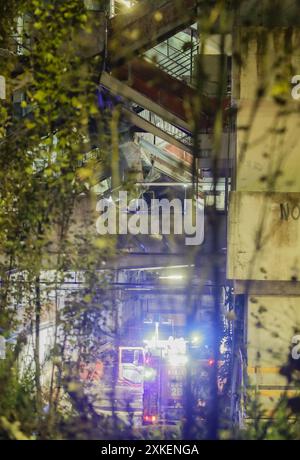 Naples, un mort, deux grièvement blessés et trois légèrement blessés sont le bilan de l'effondrement qui s'est produit ce soir sur un balcon dans la Vela Celeste, la colonie populaire dans le quartier de Scampia à Naples. Les pompiers se sont rendus sur le site et ont creusé les décombres. Les véhicules d'urgence et la police se sont rendus sur les lieux. L'effondrement s'est produit peu après 23 heures. Le Vela Celeste est l'un des derniers à rester debout à Scampia après la démolition des autres voiles a décidé de fournir un hébergement plus digne pour les résidents. Les pompiers effectuent des contrôles sur le stabi Banque D'Images