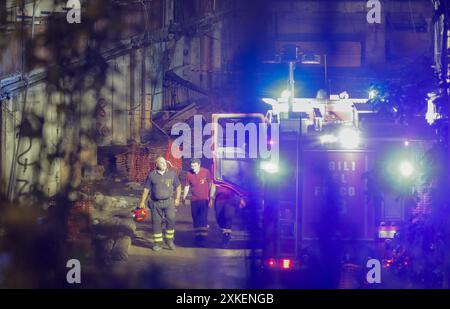 Naples, un mort, deux grièvement blessés et trois légèrement blessés sont le bilan de l'effondrement qui s'est produit ce soir sur un balcon dans la Vela Celeste, la colonie populaire dans le quartier de Scampia à Naples. Les pompiers se sont rendus sur le site et ont creusé les décombres. Les véhicules d'urgence et la police se sont rendus sur les lieux. L'effondrement s'est produit peu après 23 heures. Le Vela Celeste est l'un des derniers à rester debout à Scampia après la démolition des autres voiles a décidé de fournir un hébergement plus digne pour les résidents. Les pompiers effectuent des contrôles sur le stabi Banque D'Images