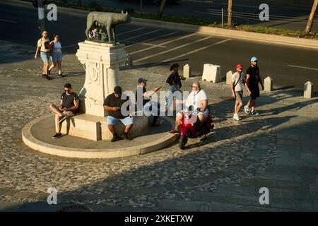 Bucarest, Roumanie. 22 juillet 2024 : la statue du loup Capitole située devant le magasin de Bucarest où les gens attendent pour signer 'le contrat d'inscription au plan Simion', lors d'une action de campagne présidentielle de George Simion, le candidat du parti populiste et nationaliste de droite Aur (Alliance pour l'Union des Roumains). « Le plan Simion » vise à faciliter l’achat sans intérêt d’un appartement à partir de 35 000 euros et le refinancement, sans intérêt et autres coûts entièrement subventionnés par l’Etat, des prêts hypothécaires existants entre 35 000 et 70 000 euros. Crédit : Banque D'Images