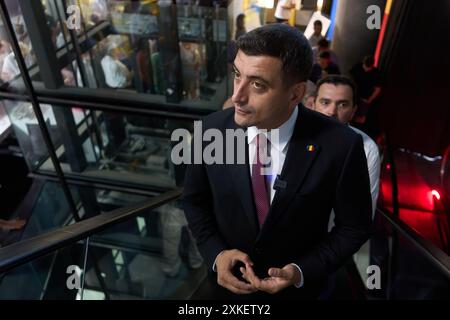 Bucarest, Roumanie. 22 juillet 2024 : George Simion, le candidat du parti populiste et nationaliste de droite Aur (Alliance pour l'Union des Roumains), arrive à sa campagne électorale où les gens sont invités à signer 'le contrat d'inscription au plan Simion', à son siège de campagne dans le magasin de Bucarest. « Le plan Simion » vise à faciliter l’achat sans intérêt d’un appartement à partir de 35 000 euros et le refinancement, sans intérêt et autres coûts entièrement subventionnés par l’Etat, des prêts hypothécaires existants entre 35 000 et 70 000 euros. Crédit : Lucian A. Banque D'Images