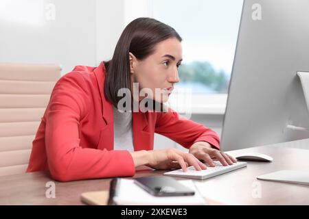 Femme avec une mauvaise posture travaillant au bureau Banque D'Images