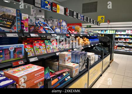 Jouets et jeux pour allée centrale Lidl – pays de Galles, Royaume-Uni – 18 juillet 2024 Banque D'Images