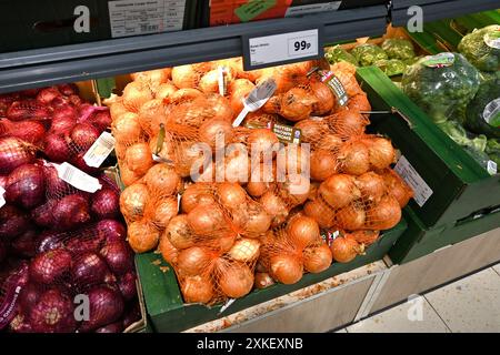 Oignons bruns britanniques sur une étagère à lidl – pays de Galles, Royaume-Uni – 18 juillet 2024 Banque D'Images