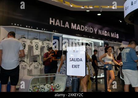 Madrid, Espagne. 22 juillet 2024. Un panneau indique la sortie du magasin officiel du Real Madrid dans le centre de la capitale espagnole. Cet été, les fans du Real Madrid du monde entier se rendent tous les jours dans les magasins du club de football de Madrid pour faire des achats. Crédit : SOPA images Limited/Alamy Live News Banque D'Images