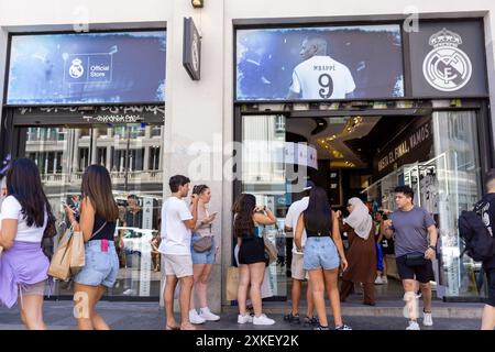 Madrid, Espagne. 22 juillet 2024. Un groupe de personnes fait la queue pour entrer dans le magasin officiel du Real Madrid dans le centre de la capitale espagnole. Cet été, les fans du Real Madrid du monde entier se rendent tous les jours dans les magasins du club de football de Madrid pour faire des achats. Crédit : SOPA images Limited/Alamy Live News Banque D'Images