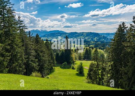 Belle randonnée le long du lac Rottachsee avec sentier ravin jusqu'aux ruines de Burgkranzegg dans la région d'Allgau Banque D'Images