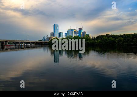 Austin Texas Skyline Water Reflection paysage urbain sur Lady Bird Lake et Town Lake Banque D'Images