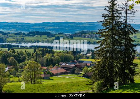 Belle randonnée le long du lac Rottachsee avec sentier ravin jusqu'aux ruines de Burgkranzegg dans la région d'Allgau Banque D'Images