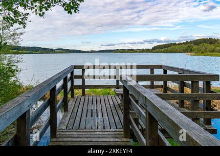 Belle randonnée le long du lac Rottachsee avec sentier ravin jusqu'aux ruines de Burgkranzegg dans la région d'Allgau Banque D'Images