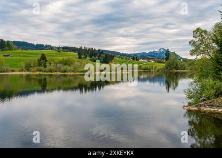 Belle randonnée le long du lac Rottachsee avec sentier ravin jusqu'aux ruines de Burgkranzegg dans la région d'Allgau Banque D'Images