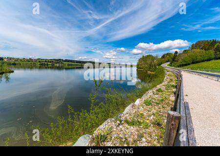 Belle randonnée le long du lac Rottachsee avec sentier ravin jusqu'aux ruines de Burgkranzegg dans la région d'Allgau Banque D'Images