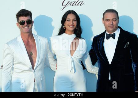 Cannes, France. 22 juillet 2024. Robin Thicke, April Love Geary et Milutin Gatsby au Gala des Chevaliers de la Charité Photocall au Château de la Croix des gardes à Cannes, France, le 22 juillet 2024. Photo Aurore MARECHAL/ABACAPRESS. COM Credit : Abaca Press/Alamy Live News Banque D'Images