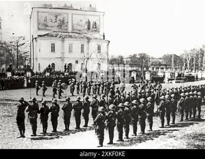 Archange, Russie 1918 le régiment Dunster de l'Armée Blanche défilé à Archange en cours d'examen par le général Yevgeny Miller pendant la Révolution russe. Banque D'Images