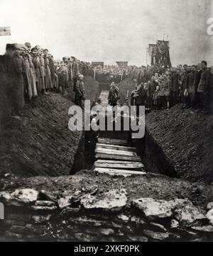 Yuzovka, Donbass, Ukraine 1919 funérailles des mineurs de charbon bolcheviques exécutés massacrés par l'Armée des volontaires blancs sur le front sud dans le Donbass durimg la Révolution russe. Banque D'Images