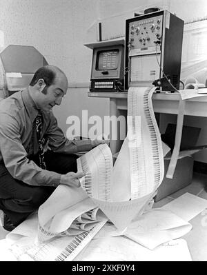 Pasadena, Californie 14 novembre 1971 Un chercheur examine les premières données reçues de la Mission Mariner 9 mars après un voyage de 167 jours, 248 millions de miles vers son orbite de 90 jours autour de la planète, en utilisant deux caméras, une avec grand angle et l'autre avec téléobjectif, radiomètre infrarouge pour mesurer la température de surface, spectromètre ultraviolet pour mesurer l'atmosphère, et spectromètre interférométrique infrarouge pour étudier la surface et la structure atmosphérique. Banque D'Images