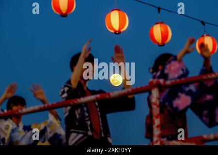 Shah Alam, Malaisie. 20 juillet 2024. Les participants portant des yukatas traditionnels ont été vus danser sur scène lors du festival japonais annuel « bon odori » à Shah Alam. Le 48ème festival bon odori célébré ici dans le cadre des festivités estivales de Japanís depuis près d’un demi-siècle, vise à promouvoir et renforcer l’amitié entre la Malaisie et le Japon. Crédit : SOPA images Limited/Alamy Live News Banque D'Images