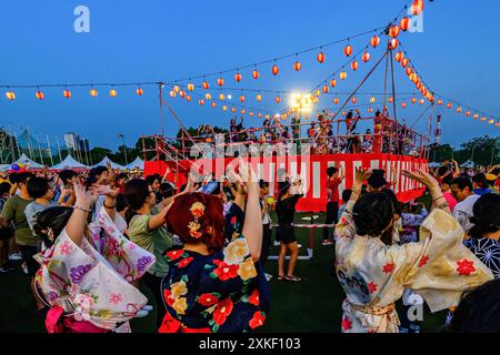 Shah Alam, Malaisie. 20 juillet 2024. Les participants portant des yukatas traditionnels dansent pendant le festival japonais annuel « bon odori » à Shah Alam. Le 48ème festival bon odori célébré ici dans le cadre des festivités estivales de Japanís depuis près d’un demi-siècle, vise à promouvoir et renforcer l’amitié entre la Malaisie et le Japon. Crédit : SOPA images Limited/Alamy Live News Banque D'Images