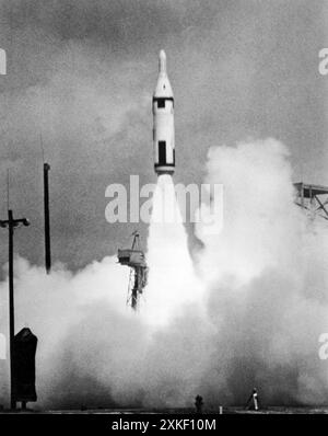 Cape Canaveral, Floride 20 avril 1959 S, la Navy lance avec succès un autre véhicule d'essai dans le programme de missiles Polaris depuis le champ de tir de missiles Atlantic à Cape Canaveral, en Floride. Le Polaris devrait être prêt pour le service à bord de sous-marins nucléaires en 1960. Banque D'Images