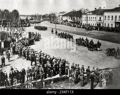 Archange, Russie 1918 défilé de l'Armée blanche à Archange pendant la Révolution russe Banque D'Images