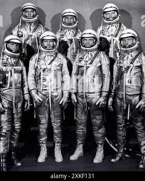 Cap Canaveral, Floride le 27 avril 1959. Portrait de groupe de sept astronautes originaux pour le projet Mercury : (de gauche à droite) Walter Schirra, Donald Slayton, John Glenn, Scott Carpenter (de gauche à droite, arrière) Alan Shepard, Virgil Gissom, Gordon Cooper. Banque D'Images