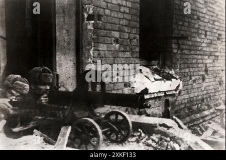 Stalingrad, Russie 9 décembre 1942 gardes de l'Armée rouge tirant sur un secteur de Stalingrad tenu par des tireurs automatiques allemands. Étape par étape, des secteurs importants de la ville sont débarrassés des forces ennemies. Banque D'Images