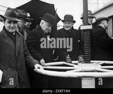 San Francisco, Californie 11 février 1936 le maire de San Francisco Angelo Rossi et le commissaire de l'exposition internationale du Golden Gate, Leland Cutler, assistent à l'inauguration du pont San Francisco-Oakland Bay. Banque D'Images