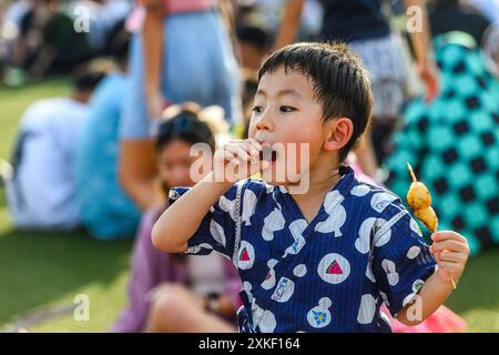 Shah Alam, Selangor, Malaisie. 20 juillet 2024. Un garçon japonais applaudit lors du festival japonais annuel « bon odori » à Shah Alam. Le 48ème festival bon odori célébré ici dans le cadre des festivités estivales de JapanÃ depuis près d’un demi-siècle, vise à promouvoir et renforcer l’amitié entre la Malaisie et le Japon. (Crédit image : © Vivian Lo/SOPA images via ZUMA Press Wire) USAGE ÉDITORIAL SEULEMENT! Non destiné à UN USAGE commercial ! Banque D'Images