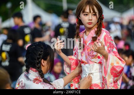 Shah Alam, Selangor, Malaisie. 20 juillet 2024. Les femmes portant des yukatas traditionnels assistent au festival japonais annuel « bon odori » à Shah Alam. Le 48ème festival bon odori célébré ici dans le cadre des festivités estivales de JapanÃ depuis près d’un demi-siècle, vise à promouvoir et renforcer l’amitié entre la Malaisie et le Japon. (Crédit image : © Vivian Lo/SOPA images via ZUMA Press Wire) USAGE ÉDITORIAL SEULEMENT! Non destiné à UN USAGE commercial ! Banque D'Images