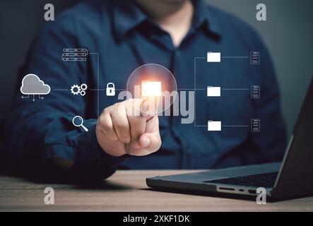 L'utilisateur pointe sur un dossier de l'écran virtuel pour travailler. Stockage des données professionnelles d'entreprise dans le cloud en ligne. Gestion de la base de données de paperasse à papier Banque D'Images