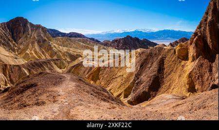 Vue panoramique depuis la fin du sentier de randonnée du Golden Canyon dans le parc national de la Vallée de la mort en Californie Banque D'Images