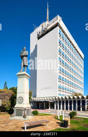 Statue de l'ingénieur Charles Yelverton O'Connor devant le bâtiment de l'Autorité portuaire de Fremantle sur Victoria Quay à Fremantle, Australie occidentale. Banque D'Images