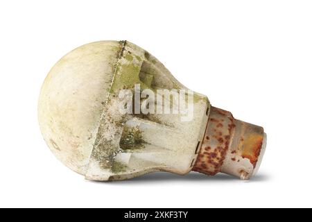 vieille ampoule sale et rouillée vue rapprochée de fond blanc isolé, saleté accumulée, poussière et débris avec base corrodée et décolorée ou nuageuse Banque D'Images