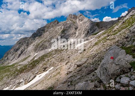 Excursion panoramique en montagne à Ehrwald via le Tajatorl jusqu'à Drachensee, Coburger Hut et Seebensee dans la Tiroler Zugspitz Arena Banque D'Images