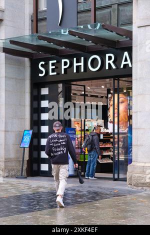 Un homme marchant vers l'entrée du magasin de cosmétiques Sephora dans le Murray Street Mall dans la ville de Perth, en Australie occidentale. Banque D'Images