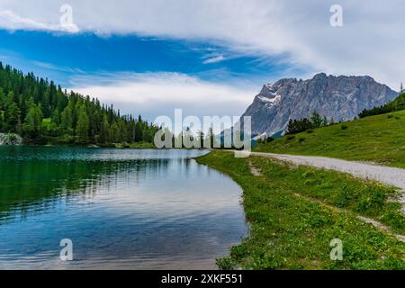 Excursion panoramique en montagne à Ehrwald via le Tajatorl jusqu'à Drachensee, Coburger Hut et Seebensee dans la Tiroler Zugspitz Arena Banque D'Images