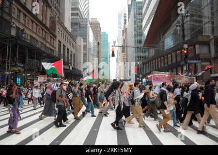 New York, États-Unis. 22 juillet 2024. Des manifestants pro-palestiniens défilent en brandissant des drapeaux palestiniens. Des manifestants pro-palestiniens se sont rassemblés à Manhattan, New York City, condamnant la City University de New York pour ses liens avec des entreprises liées à Israël. Le rassemblement a commencé à l'extérieur du CUNY Graduate Center. De là, les manifestants ont marché jusqu'à l'immeuble de bureaux de CUNY. Crédit : SOPA images Limited/Alamy Live News Banque D'Images