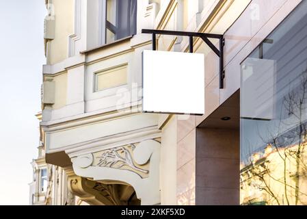 Maquette de panneau blanc de restaurant accroché au mur. Enseigne de rue en forme de carré de magasin ou de boutique Banque D'Images