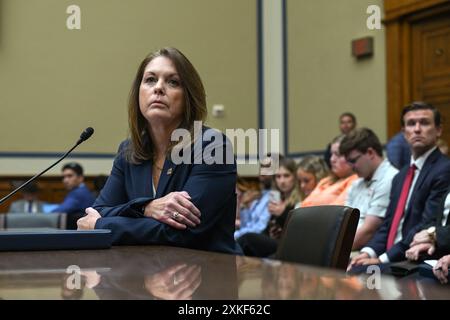 Washington, États-Unis. 22 juillet 2024. Kimberly Cheatle, directrice des services secrets des États-Unis, témoigne devant le Comité de surveillance et de responsabilité de la Chambre des États-Unis dans l'immeuble de bureaux de Rayburn House le lundi 22 juillet 2024 à Washington, DC, États-Unis. L’ancien président Donald Trump a récemment été blessé par une balle qui aurait brouté l’oreille lors d’un rassemblement en Pennsylvanie, incitant les membres du Congrès à se tourner vers Cheatle pour obtenir des réponses. Photo Annabelle Gordon/CNP/ABACAPRESS. COM Credit : Abaca Press/Alamy Live News Banque D'Images