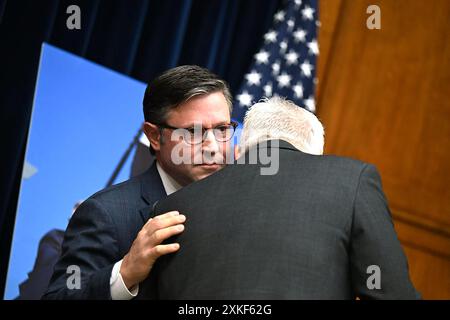 Le président de la Chambre des représentants des États-Unis Mike Johnson (républicain de Louisiane), à gauche, partage une conversation avec le représentant américain James Comer (républicain du Kentucky), président, Comité de la Chambre des ÉTATS-UNIS sur la surveillance et la responsabilité avant le directeur des services secrets américains Kimberly Cheatle témoigne devant le Comité de la Chambre des États-Unis sur la surveillance et la responsabilité dans le bâtiment de bureaux de Rayburn House le lundi 22 juillet 2024 à Washington, DC, États-Unis. L’ancien président Donald Trump a récemment été blessé par une balle qui aurait brouté l’oreille lors d’un rassemblement en Pennsylvanie, incitant les membres Banque D'Images