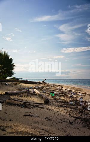 Superbe plage sur Sumatra, éclipsée par la réalité de la pollution moderne. Le contraste de la beauté naturelle avec les plastiques jetés. Environnement. Banque D'Images