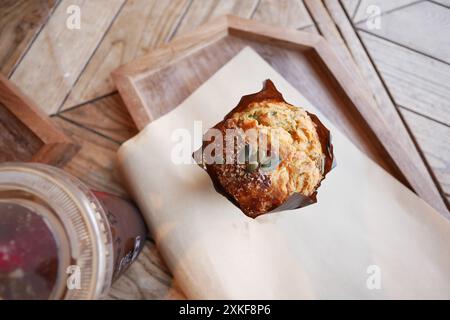 Savourez la délicieuse combinaison d'un savoureux muffin et d'une tasse de café à la vapeur Banque D'Images